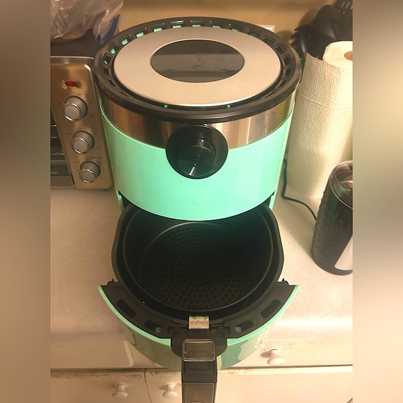 Brand New Dash Air Fryer - Picture 3 of 4